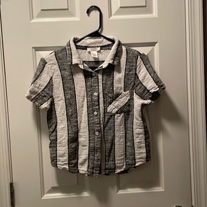 gray/black/white textured cropped button up
